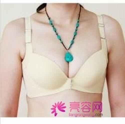 假体隆胸的费用是多少呢?