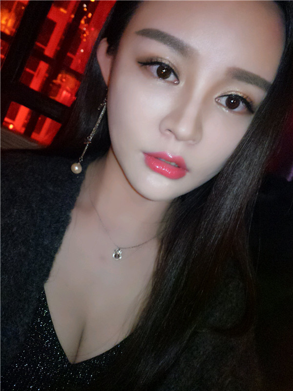 给你们分享我的自体脂肪填充胸部案例！哈喽美女们，你们觉得胸部对一个女人来说重要吗？进来看看我的案例吧~~~ 不看会后悔哦