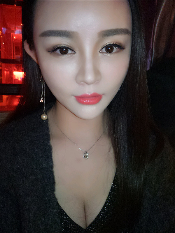 给你们分享我的自体脂肪填充胸部案例！哈喽美女们，你们觉得胸部对一个女人来说重要吗？进来看看我的案例吧~~~ 不看会后悔哦