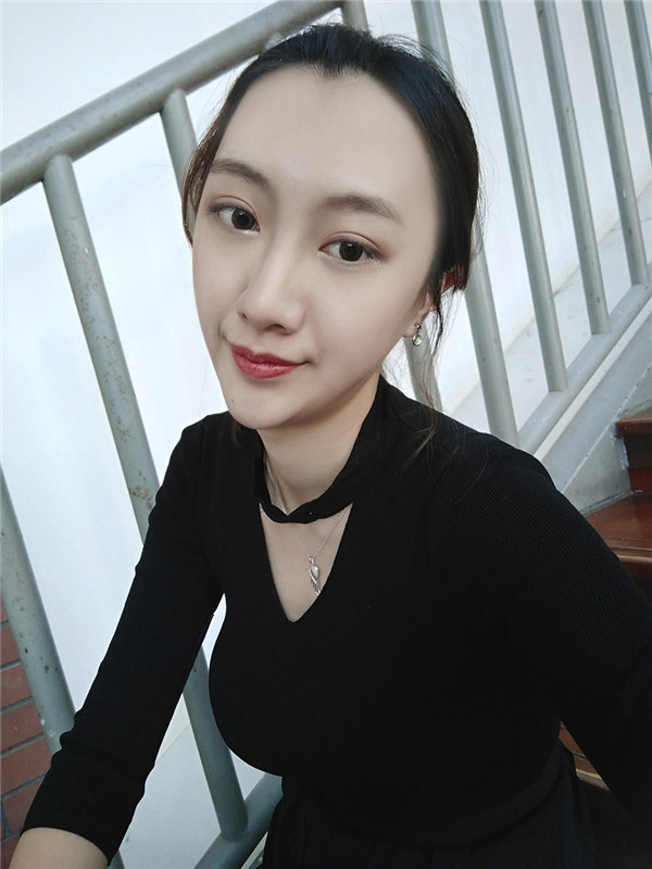 姐妹们,冬天天气一干燥我的皮肤就过敏脱皮,所以每次都打水光补水护理,皮肤就会变得水水嫩嫩的~~~进来说说你们是怎么护理冬天的皮肤的呢?