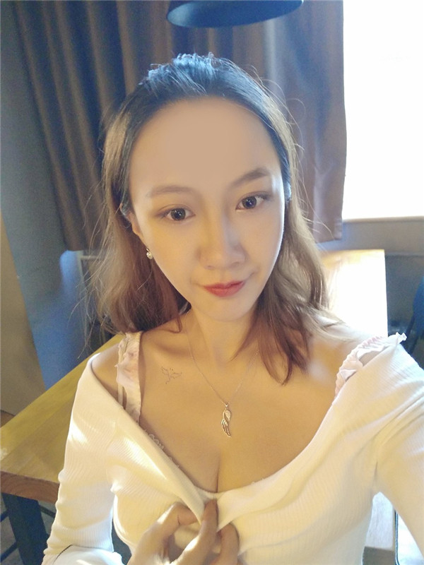 姐妹们,冬天天气一干燥我的皮肤就过敏脱皮,所以每次都打水光补水护理,皮肤就会变得水水嫩嫩的~~~进来说说你们是怎么护理冬天的皮肤的呢?