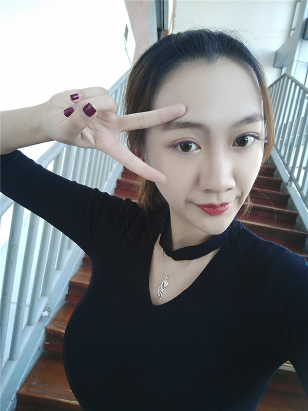 姐妹们,冬天天气一干燥我的皮肤就过敏脱皮,所以每次都打水光补水护理,皮肤就会变得水水嫩嫩的~~~进来说说你们是怎么护理冬天的皮肤的呢?