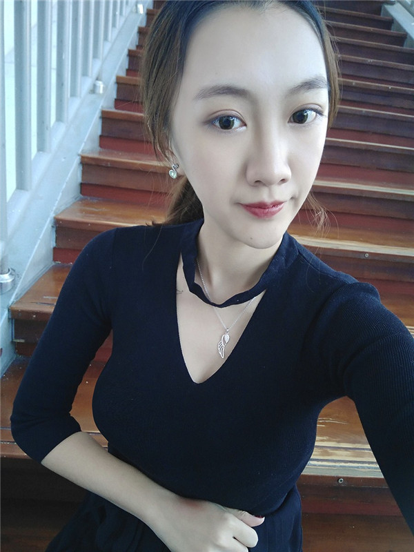 姐妹们,冬天天气一干燥我的皮肤就过敏脱皮,所以每次都打水光补水护理,皮肤就会变得水水嫩嫩的~~~进来说说你们是怎么护理冬天的皮肤的呢?