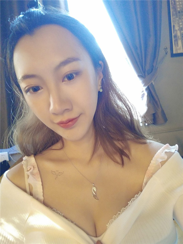 姐妹们,冬天天气一干燥我的皮肤就过敏脱皮,所以每次都打水光补水护理,皮肤就会变得水水嫩嫩的~~~进来说说你们是怎么护理冬天的皮肤的呢?