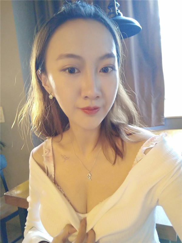 姐妹们,冬天天气一干燥我的皮肤就过敏脱皮,所以每次都打水光补水护理,皮肤就会变得水水嫩嫩的~~~进来说说你们是怎么护理冬天的皮肤的呢?