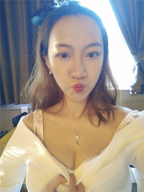 姐妹们,冬天天气一干燥我的皮肤就过敏脱皮,所以每次都打水光补水护理,皮肤就会变得水水嫩嫩的~~~进来说说你们是怎么护理冬天的皮肤的呢?