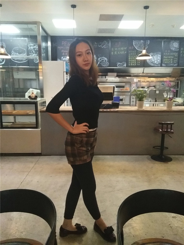 姐妹们,冬天天气一干燥我的皮肤就过敏脱皮,所以每次都打水光补水护理,皮肤就会变得水水嫩嫩的~~~进来说说你们是怎么护理冬天的皮肤的呢?