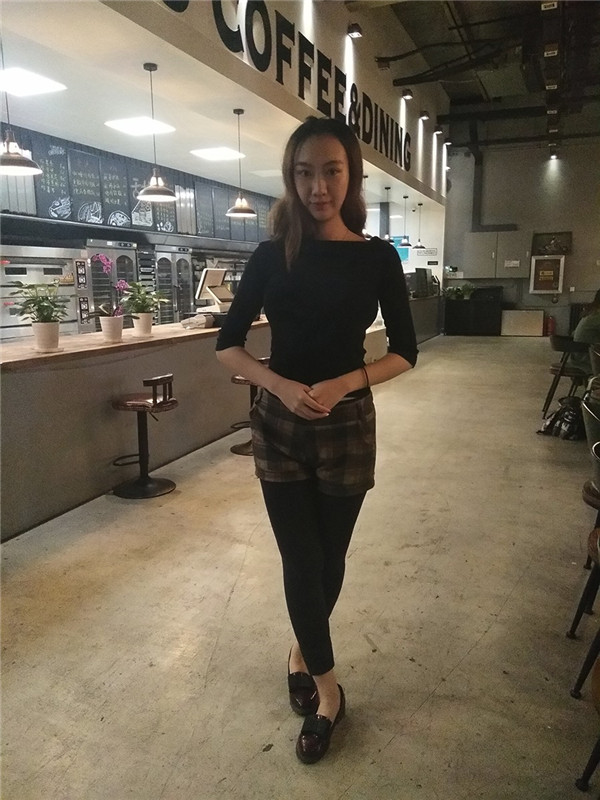 姐妹们,冬天天气一干燥我的皮肤就过敏脱皮,所以每次都打水光补水护理,皮肤就会变得水水嫩嫩的~~~进来说说你们是怎么护理冬天的皮肤的呢?
