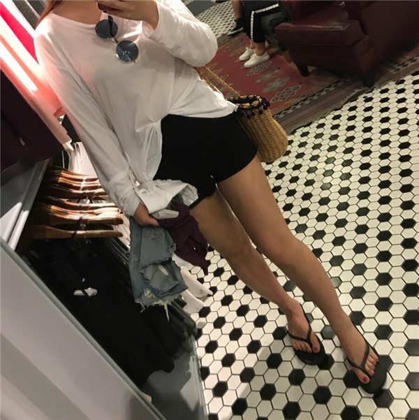 姐妹们,给你们看看我的大腿吸脂案例!!恢复的挺好,快来看看我的一双筷子腿,瘦瘦的腿真好