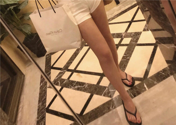 姐妹们,给你们看看我的大腿吸脂案例!!恢复的挺好,快来看看我的一双筷子腿,瘦瘦的腿真好