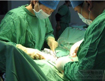 副乳切除手术中 副乳切除手术中