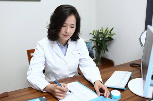 上海徐晓斐做双眼皮好不好？多少钱？