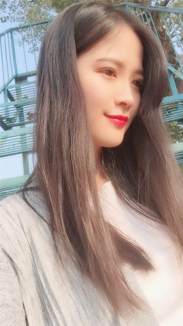 亲爱的宝宝们，我来给你们分享我的脂肪填充脸部的案例啦~~~ 我填充了哪里你们看出来了没？？？感觉现在就是我的颜值高级O(∩_∩)O哈哈~