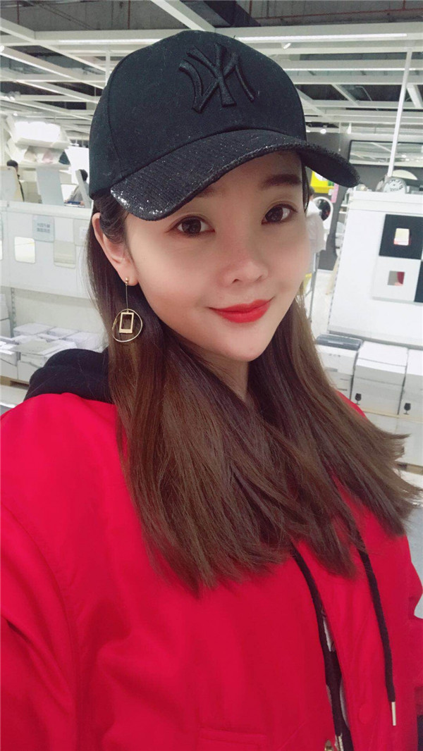 分享我的自体脂肪面部填充经历,我以前的面部情况真的是属于面部凹陷很严重的,整个人看起来真的很憔悴,自从做了面填之后就真的完全改良了我的样貌!