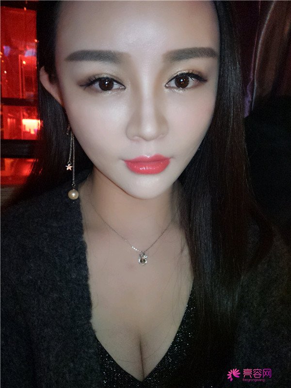给你们分享我的自体脂肪填充胸部案例!哈喽美女们,你们觉得胸部对一个女人来说重要吗?进来看看我的案例吧~~~ 不看会后悔哦