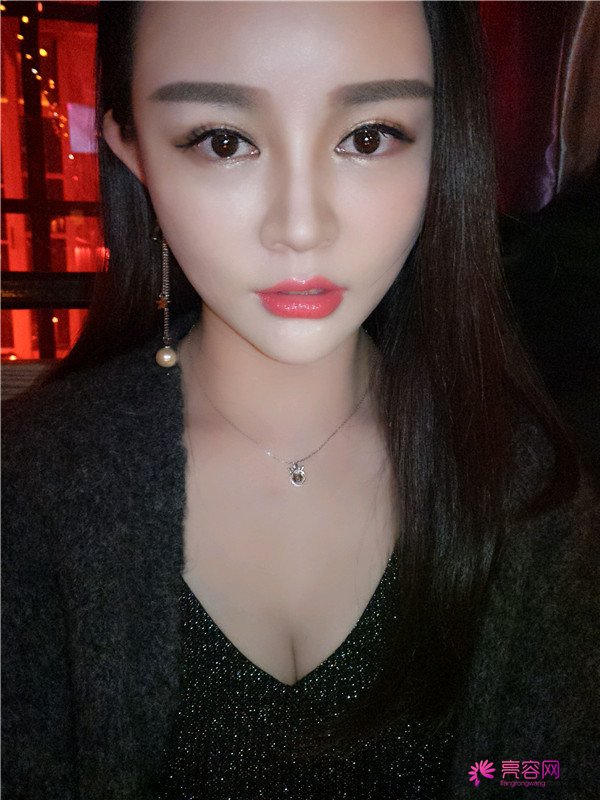 给你们分享我的自体脂肪填充胸部案例!哈喽美女们,你们觉得胸部对一个女人来说重要吗?进来看看我的案例吧~~~ 不看会后悔哦